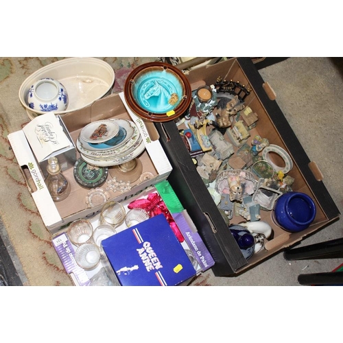 124 - THREE BOXES OF CERAMICS AND GLASSWARE TO INCLUDE A COLLECTION OF COTTAGE FIGURES, RETRO DRINKING GLA... 