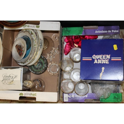 124 - THREE BOXES OF CERAMICS AND GLASSWARE TO INCLUDE A COLLECTION OF COTTAGE FIGURES, RETRO DRINKING GLA... 