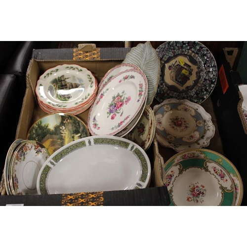 129 - A TRAY OF CERAMIC CABINET PLATES TO INCLUDE A HAND PAINTED ANTIQUE COALPORT EXAMPLE, WEDGWOOD ETC.