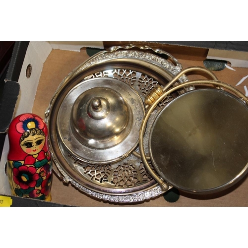 131 - A TRAY OF COLLECTABLES AND METALWARE TO INCLUDE A COMPANION SET, CAST METAL MUSIC STAND, PAIR OF BRA... 