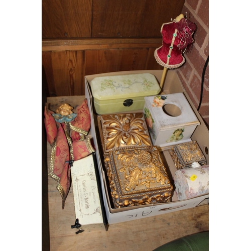 132 - A TRAY OF MODERN DECORATIVE LIDDED BOXES ETC. TO INCLUDE GILDED EXAMPLES