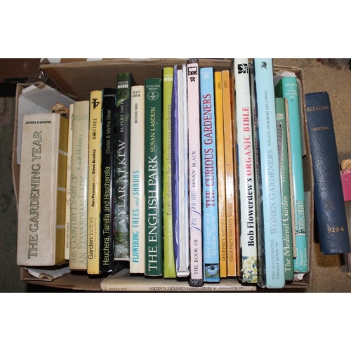 136 - A BOX OF GARDENING BOOKS TO INCLUDE DAN PEARSON, AND GEOFFREY SMITH TOGETHER WITH A SMALL COLLECTION... 