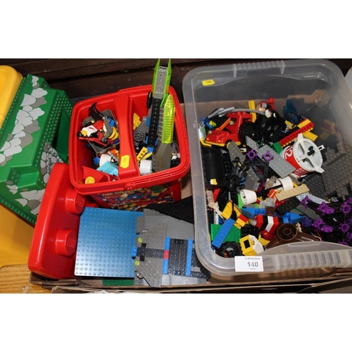 140 - A TRAY OF ASSORTED LEGO TOYS