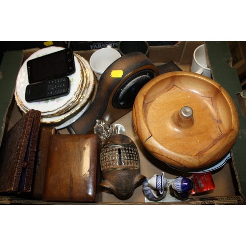 154 - A TRAY OF ASSORTED COLLECTABLES TO INCLUDE A CRYSTAL CAT FIGURE, MOBILE PHONES ETC, TOGETHER WITH A ... 