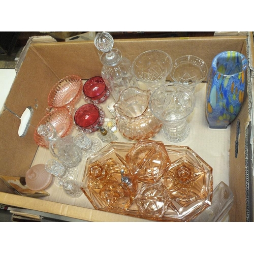 105 - A TRAY OF ASSORTED GLASSWARE TO INCLUDE A STUDIO GLASS VASE, CUT GLASS DECANTER, DRESSING TABLE SET ... 