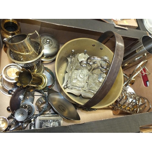 106 - A TRAY OF METALWARE TO INCLUDE A FOUR BOTTLE CRUET SET, VINTAGE BRASS JAM PAN ETC.