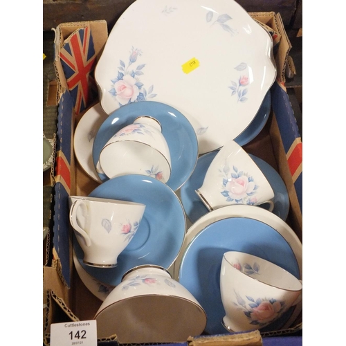 142 - A SMALL TRAY OF ROYAL ALBERT SORRENTO PATTERN CHINA