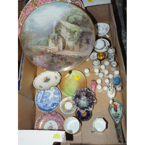 67 - A TRAY OF CERAMICS TO INCLUDE MINIATURE CUPS AND SAUCERS, AN ANTIQUE WEDGWOOD CABINET PLATE AND HAND... 