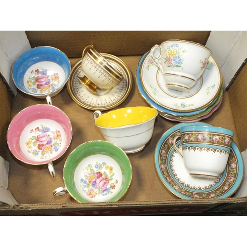 73 - A TRAY OF VINTAGE CUPS AND SAUCERS TO INCLUDE FOLEY EXAMPLES WITH FLORAL INTERIORS