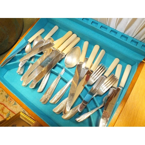 77 - A VINTAGE CANTEEN OF CUTLERY TOGETHER WITH A LARGE BRASS JAM PAN