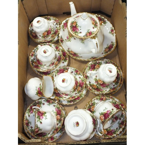 83 - A SIX PERSON ROYAL ALBERT OLD COUNTRY ROSES CHINA TEA SET