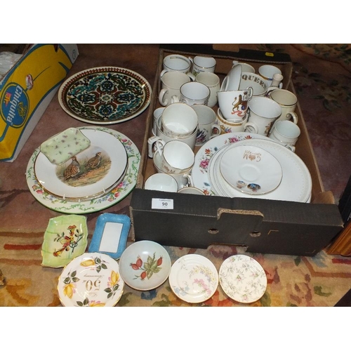 90 - A TRAY OF ASSORTED CERAMICS TO INCLUDE COALPORT, ROYAL WINTON, COMMEMORATIVE WARE ETC.