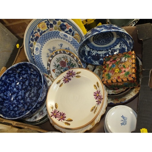 99 - A TRAY OF ASSORTED CERAMICS TO INCLUDE A ROYAL BONN TOKIO BOWL (CRACKED), ORIENTAL BLUE AND WHITE BO... 