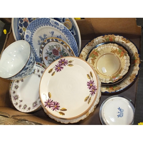 99 - A TRAY OF ASSORTED CERAMICS TO INCLUDE A ROYAL BONN TOKIO BOWL (CRACKED), ORIENTAL BLUE AND WHITE BO... 