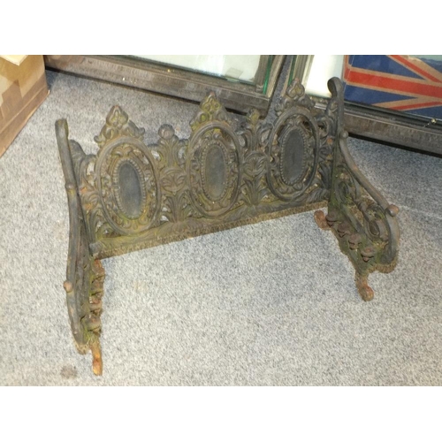 241 - AN UNUSUAL NOVELTY CAST METAL MINIATURE GARDEN BENCH, W 37 CM