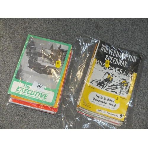 252 - A QUANTITY OF SPEEDWAY / FORD CAR BOOKS