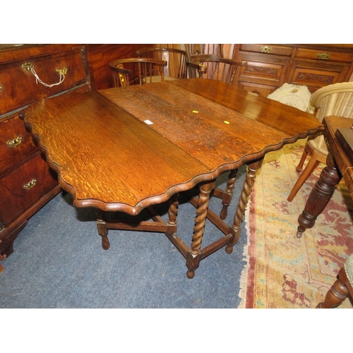 746 - AN OAK BARLEYTWIST GATELEG TABLE