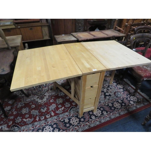 751 - A MODERN DROPLEAF TABLE TOGETHER WITH A VINTAGE STANDARD LAMP AND SHADE