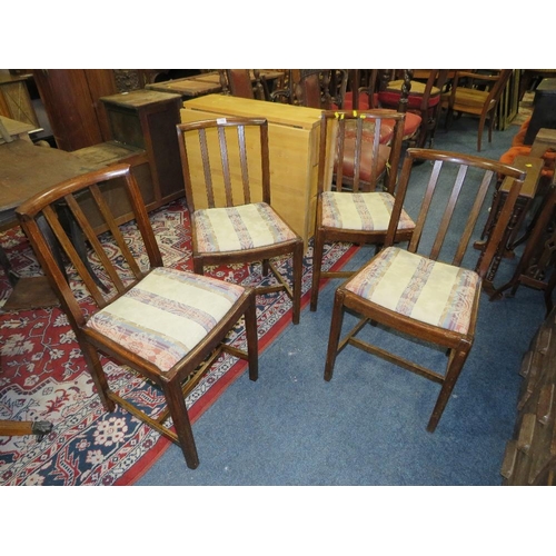 752 - A SET OF FOUR OAK VINTAGE DINING CHAIRS