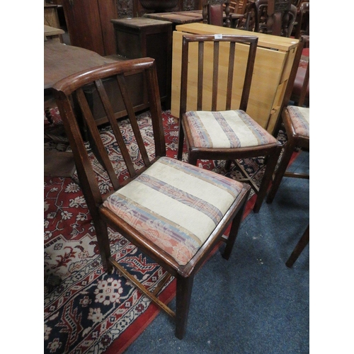 752 - A SET OF FOUR OAK VINTAGE DINING CHAIRS