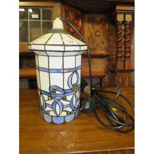 767 - A TIFFANY STYLE HANGING LIGHT SHADE/FITTING H-30 CM