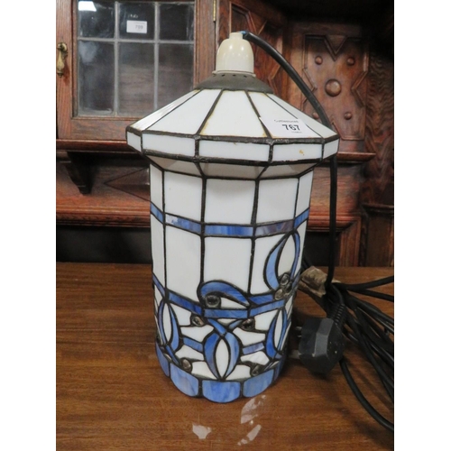 767 - A TIFFANY STYLE HANGING LIGHT SHADE/FITTING H-30 CM