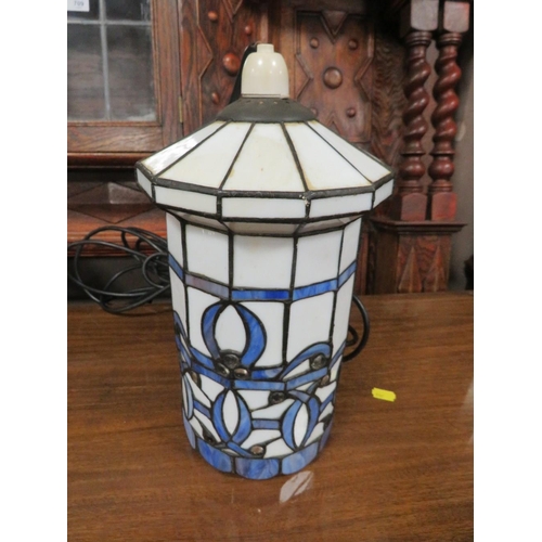 767 - A TIFFANY STYLE HANGING LIGHT SHADE/FITTING H-30 CM