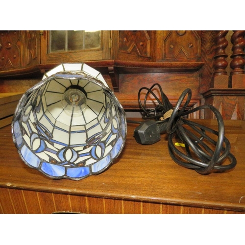 767 - A TIFFANY STYLE HANGING LIGHT SHADE/FITTING H-30 CM