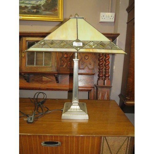 768 - A LARGE TIFFANY STYLE DECO TABLE LAMP ON AN ANGULAR SUPPORT H-59 CM ( OVERALL )