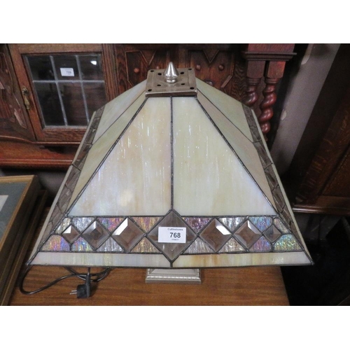 768 - A LARGE TIFFANY STYLE DECO TABLE LAMP ON AN ANGULAR SUPPORT H-59 CM ( OVERALL )