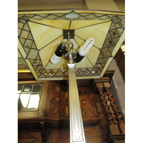768 - A LARGE TIFFANY STYLE DECO TABLE LAMP ON AN ANGULAR SUPPORT H-59 CM ( OVERALL )