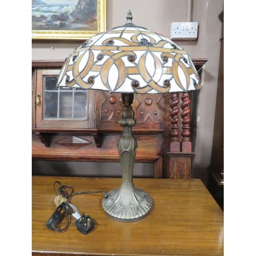 771 - A TIFFANY STYLE TABLE LAMP IN THE ART NOUVEAU STYLE H-62 CM (OVERALL)