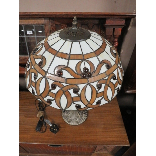 771 - A TIFFANY STYLE TABLE LAMP IN THE ART NOUVEAU STYLE H-62 CM (OVERALL)