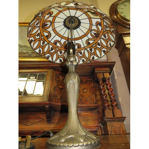 771 - A TIFFANY STYLE TABLE LAMP IN THE ART NOUVEAU STYLE H-62 CM (OVERALL)