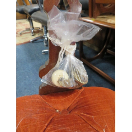 774 - A SET OF SIX ANTIQUE MAHOGANY SCOOP BACK DINING CHAIRS