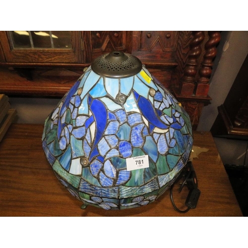 781 - A TIFFANY STYLE TABLE LAMP WITH A BRONZED STYLE DOLPHIN BASE A/F H-38 CM (OVERALL)