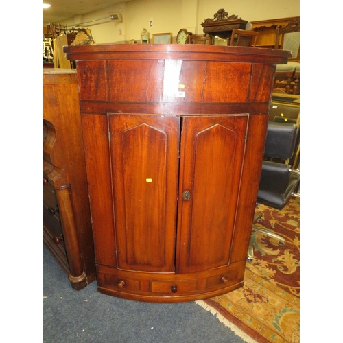 782 - AN ANTIQUE MAHOGANY BOW FRONTED HANGING CORNER CUPBOARD W-89 CM