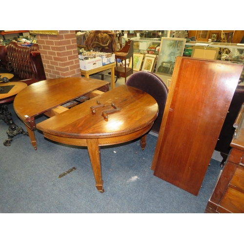 732 - AN EARLY 20TH C MAHOGANY EXTENDING WIND-OUT DINING TABLE WITH TWO LEAVES