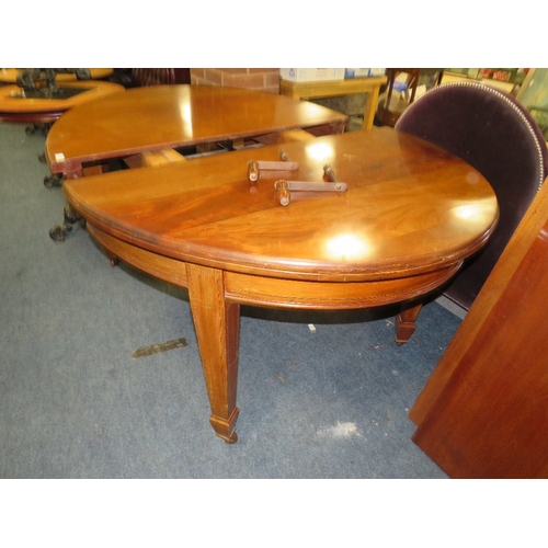 732 - AN EARLY 20TH C MAHOGANY EXTENDING WIND-OUT DINING TABLE WITH TWO LEAVES