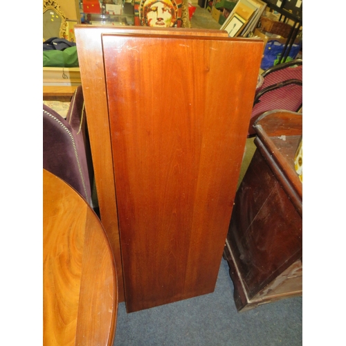 732 - AN EARLY 20TH C MAHOGANY EXTENDING WIND-OUT DINING TABLE WITH TWO LEAVES