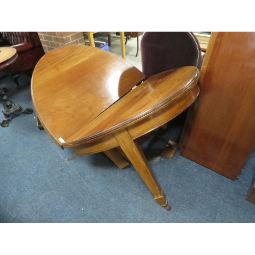 732 - AN EARLY 20TH C MAHOGANY EXTENDING WIND-OUT DINING TABLE WITH TWO LEAVES