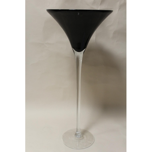 92 - A LARGE MODERN NOVELTY BLACK AND CLEAR GLASS OVERSIZED CHAMPAGNE GLASS SHAPED VASE, H 70 cm