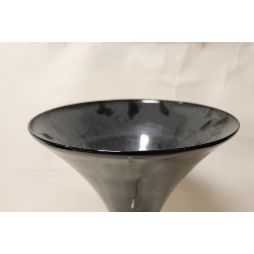 92 - A LARGE MODERN NOVELTY BLACK AND CLEAR GLASS OVERSIZED CHAMPAGNE GLASS SHAPED VASE, H 70 cm