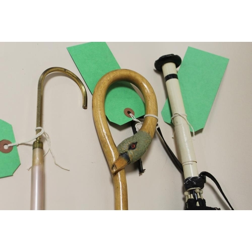 95 - THREE EARLY / MID TWENTIETH CENTURY VINTAGE PARASOLS, one having a carved handle in the form of a du... 