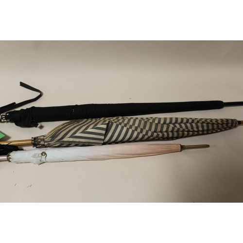 95 - THREE EARLY / MID TWENTIETH CENTURY VINTAGE PARASOLS, one having a carved handle in the form of a du... 