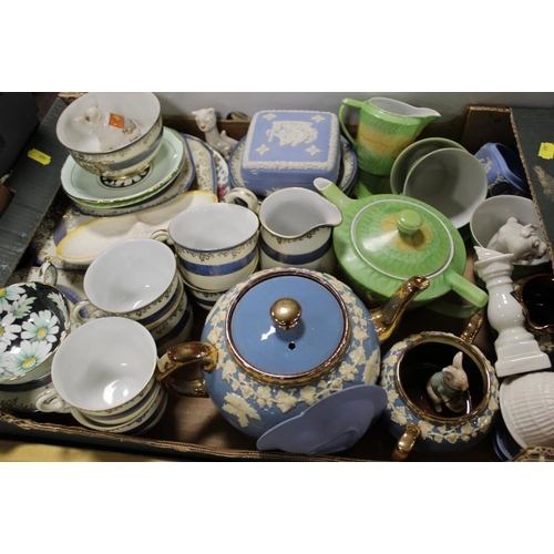 100 - THREE TRAYS OF CERAMICS TO INCLUDE WEDGWOOD COMMEMORATIVE MUGS, MAJOLICA DISH, CRESTEDWARE ETC