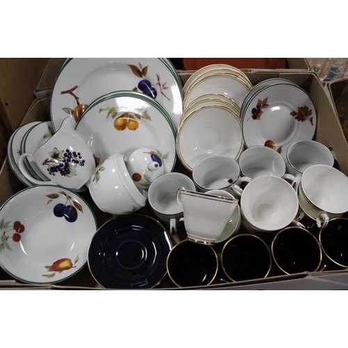 106 - TWO TRAYS OF ASSORTED CERAMICS TO INCLUDE ROYAL WORCESTER CROWN WARE, EVESHAM ETC