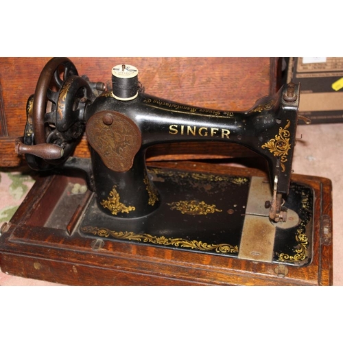 126 - AN OAK CASED VINTAGE SINGER SEWING MACHINE TOGETHER WITH A SET OF THREE GRADUATED LOSOL WARE BUTTERF... 