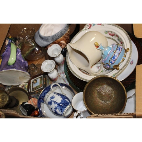 128 - TWO TRAYS OF ASSORTED CERAMICS ETC TO INCLUDE A PAIR OF MAJOLICA TWIN HANDLED VASES