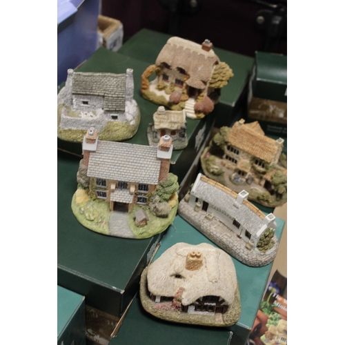 131 - A TRAY OF BOXED AND UNBOXED LILLIPUT LANE COTTAGE FIGURES